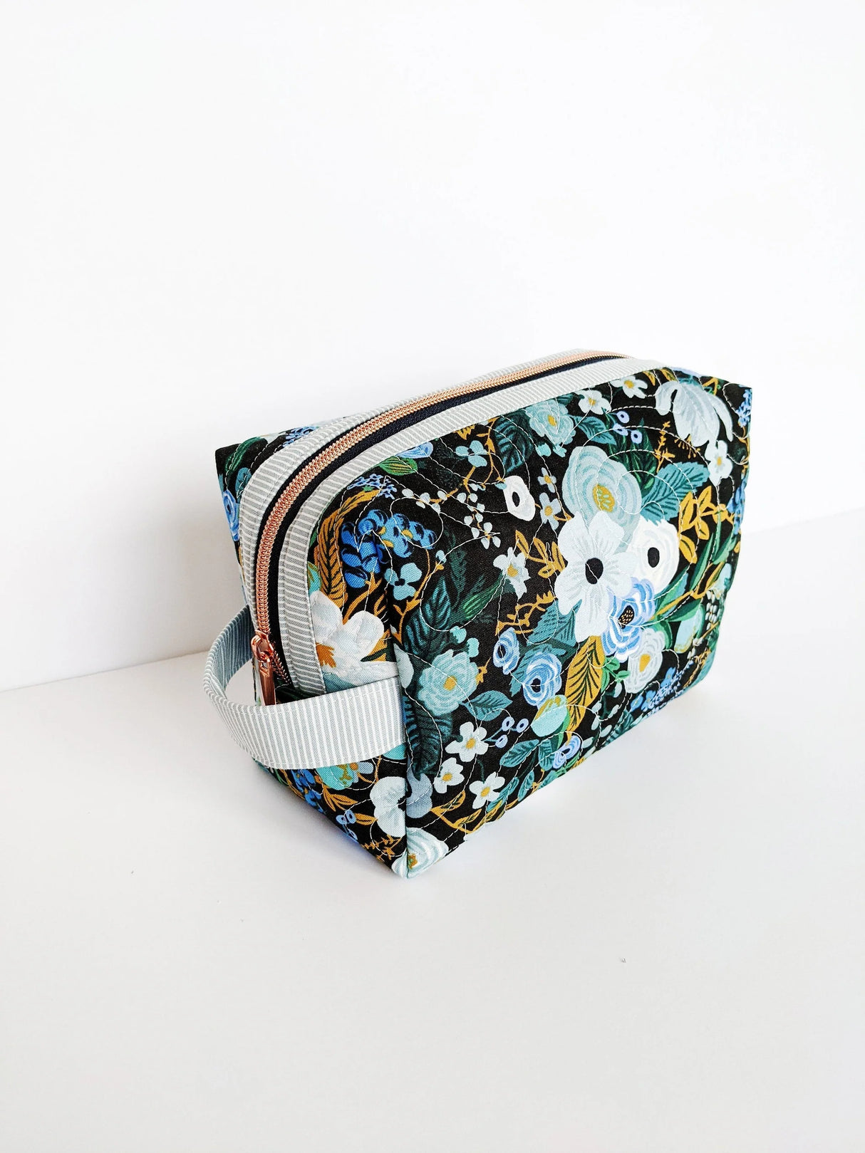 Holland Pouch 3 sizes by Center Street Quilts